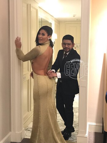 El diseñador Jota Cardozzo ajusta