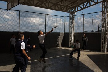 Niños juegan durante el recreo