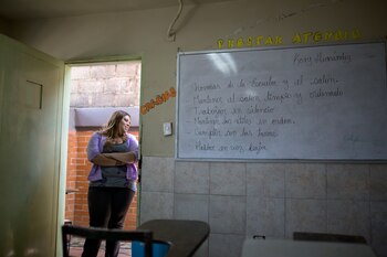 Kory Hernandez en la puerta de