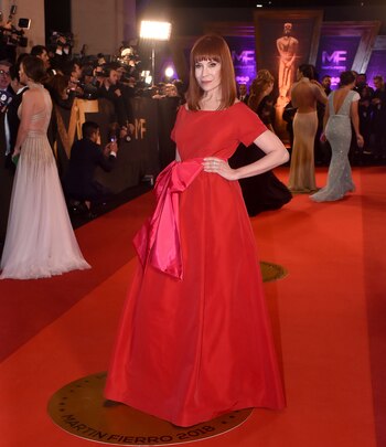 Al igual que la mayoría de sus diseños, Brown optó por colores planos sin ningún estampado. En el caso de Matilda Blanco, un rojo y un moño que rompe en el mismo tono (Nicolás Stulberg)