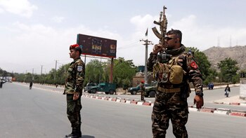 Soldados afganos custodian el lugar