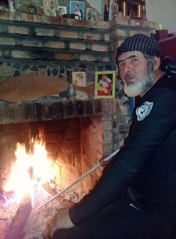 El rescatista Jesús Maza, descansando