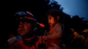 Los bomberos buscan sobrevivientes entre