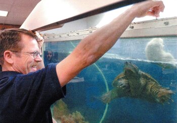 Robert Crosland alimentando a la