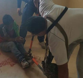 Con cizallas, la policía liberó