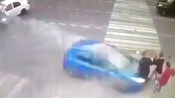 El conductor del vehículo perdió el control y los atropelló