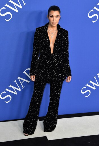 Kourtney Kardashian, con traje de