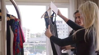 Carina, la diseñadora, junto a