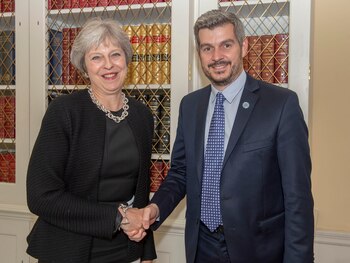 Marcos Peña y Theresa May