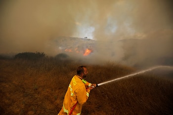 Bomberos israelíes trabajando en uno de los incendios (Reuters)