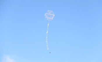 Las cometas que portan elementos incendiarios pueden cruzar fácilmente la frontera y adentrarse en Israel, donde vuelan a la deriva antes de caer (Reuters)