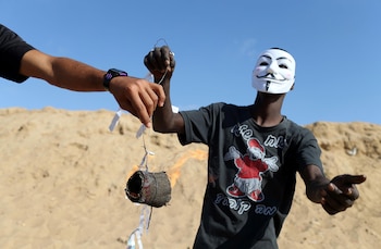 Este grupo de palestinos utiliza máscaras de Guy Fawkes, como las usadas por el movimiento Anonymous, para ocultar su identidad (Reuters)