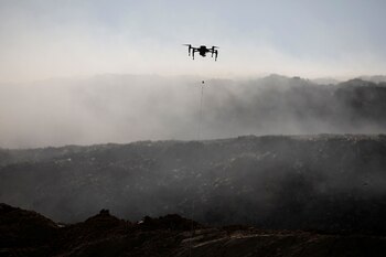 Los israelíes están usando drones para intentar interceptar las cometas (Reuters)