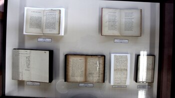 Algunos libros en la vitrina cuidados, catalogados y exhibidos (Foto: Thomas Khazki)