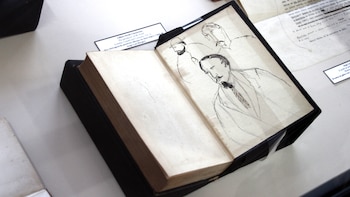 Gilbert Keith Chesterton. “The paradoxes of Mr. Pond” (London, Casell and Company, 19–). En contraguardia posterior dibujos en tinta negra y lápiz de Jorge Luis Borges (Foto: Thomas Khazki)