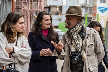 Reza conversando con sus asistentes