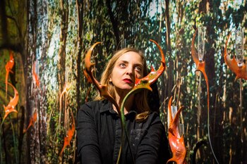 El mural en 360 grados envuelve al espectador en un paradisíaco bosque repleto de alimentos, orquídeas y figuras andróginas (Diego Astarita/telam/jcp)