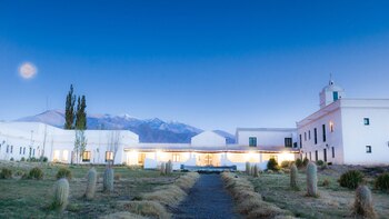 El pueblo de Cachi se encuentra en el centro, ideal para ir y volver desde otros lugares de Salta.