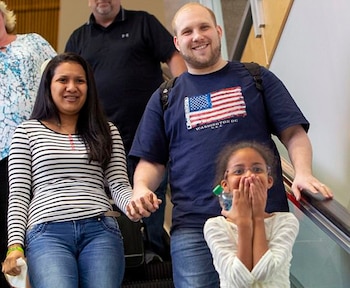 Joshua y Thamy se encuentran