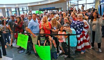 Holt fue recibido por cientos