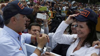 Duque prometió defender la democracia