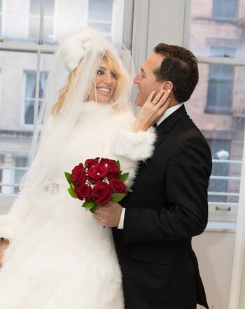 Vicky Xipolitakis junto al empresario