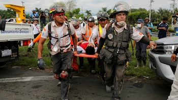 Miembros del cuerpo de rescate con un herido. (Reuters)