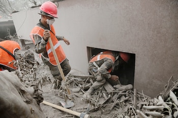 Soldados inspeccionan una casa en San Miguel Los Lotes in Escuintla. (REUTERS/Luis Echeverria)