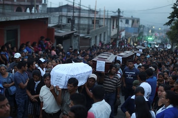 Un velorio masivo en Alotenango. (REUTERS/Jose Cabezas)