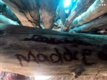 En una de las habitaciones hechas con troncos y ramas alguien talló el nombre “Maddie”, y despertó las alarmas en el Reino Unido por la desaparición de Madeleine McCann (Veterans on Patrol)