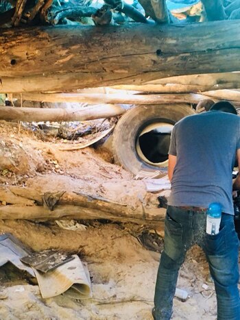 Uno de los miembros de VOP inspecciona el refugio que aseguran se trató de un campamento de tráfico de niños (Veterans on Patrol)