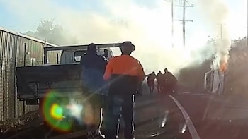 Con la ayuda de otras personas, logró rescatar a tiempo al conductor atrapado