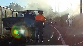Luego comenzó a patearlo, hasta que finalmente lo rompió
