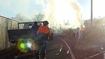 El policía le pegó primero con su bastón al parabrisas del auto