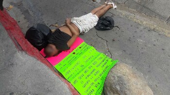 Un hombre asesinado, junto a un mensaje de