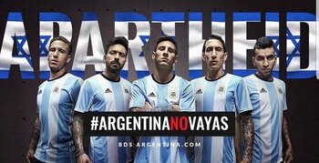 Uno de los carteles con que el grupo terrorista Hamas presionó a los futbolistas de la Selección Argentina. Los jugadores dijeron que tuvieron miedo y decidieron cancelar el compromiso
