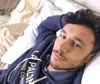 Pico Mónaco atrincherado en el sillón de su casa. (Fuente: Instagram)