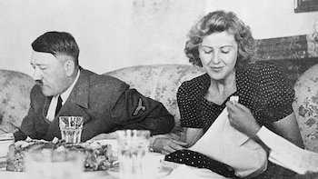 El dictador cenando con Eva Braun, su novia y luego esposa hasta el final