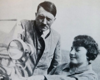 Hitler y su sobrina Geli en un automóvil