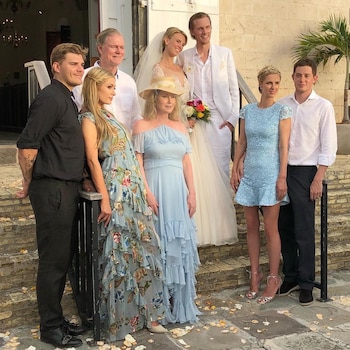 Barron Hilton y Tessa Gräfin von Walderdorff posan junto a la familia Hilton: los hermanos Paris, Nicky, Conrad y sus padres Kathy y Richard (Instagram)