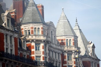 Jack, un estudiante de 19 años, comentó al MailOnline: “Salí de Knightbridge Station cuando vi una enorme cantidad de humo negro” (Reuters)