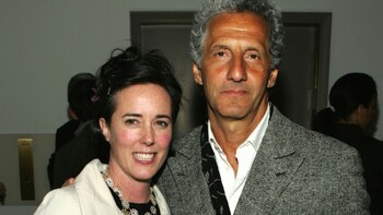 La diseñadora Kate Spade junto a su colega Joseph Abboud en un evento de modas en el Rockefeller Center de Nueva York el 27 de marzo de 2006 (Getty Images North America/Getty Images/AFP/Archivos – Thos Robinson)