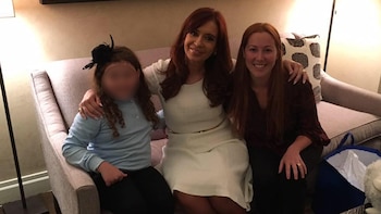La ex presidente junto a Damico y su hija