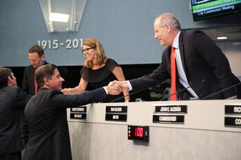 El superintendente escolar de Miami-Dade, Alberto M. Carvalho (Izquierda)