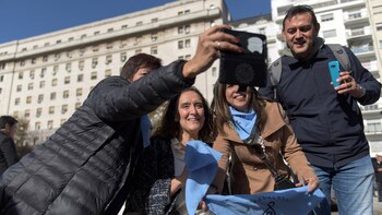 Tanto Michetti como todos los presentes en el retrato posaron con pañuelos de color celeste