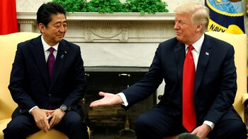 Abe junto a Trump, durante