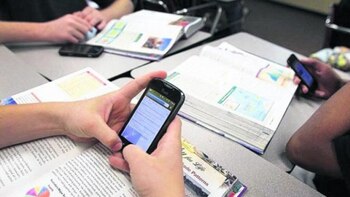 Todavía resta que el Senado apruebe la prohibición del uso de teléfonos celulares en las escuelas francesas