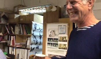 Anthony Bourdain en pleno festejo