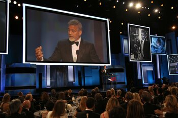 Clooney dando su discurso.