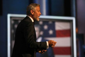 Clooney recibiendo su premio.
